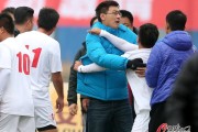 不拦着就要冲，向边裁挥拳！回顾武汉宏兴VS大连海龙星，审视2026中国社会足球新秩序