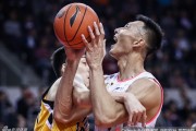 CBA第十五轮京粤辽三强争霸 易建联遭顽强阻击郭艾伦舍身救球