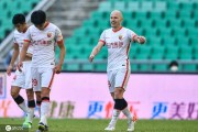 中超新王加冕夜遇硬仗 段刘愚闪击莫伊塞斯补时点射绝平海港