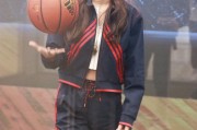 运动风甜心 Angelababy 挥洒汗水，打篮球的造型能打几分？