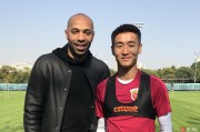 “大帝”与少年：当亨利的目光，映照韦世豪的野心