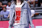鏖战时刻的温柔风暴：周鹏爱妻刘美赛场凝望，演绎最长情的告白