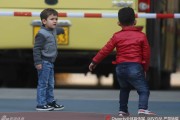 上港热身赛温情一幕 孔卡爱子本杰明与小伙伴场边嬉戏萌萌哒