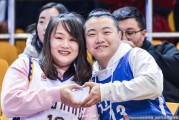 冬日里的篮球热情：山东与辽宁对决，场边美女球迷成最暖风景