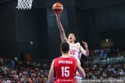 血战到底！中国男篮蓝队胜塞尔维亚夺魁 陆文博重伤离场引冲突