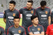 世预赛前温情一幕：国足全家福背后的铁汉柔情