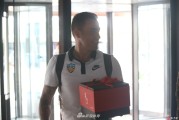 不老男神引爆津门：卡纳瓦罗魅力无国界，获日本女粉珍藏礼物